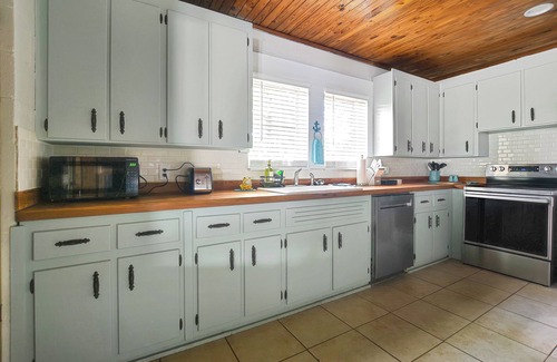 Eclectic House | Charming 2-bedroom 2 bath house on beautiful Lake Martin. Quiet and peaceful.