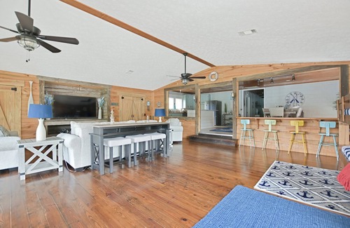 Eclectic House | Charming 2-bedroom 2 bath house on beautiful Lake Martin. Quiet and peaceful.