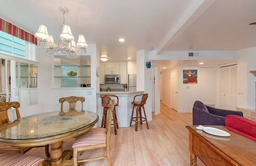Central Mission Beach Condo | Charming 2 Bedroom/2 Bath with Fireplace, Beach is 2 min Walk
