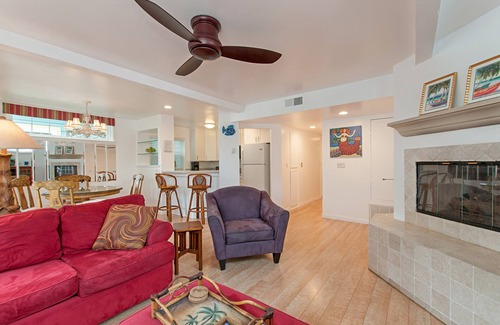 Central Mission Beach Condo | Charming 2 Bedroom/2 Bath with Fireplace, Beach is 2 min Walk