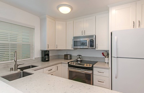 Central Mission Beach Condo | Charming 2 Bedroom/2 Bath with Fireplace, Beach is 2 min Walk
