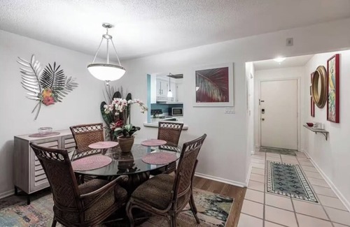 Naples Condo | Charming 2-bedroom, 2 bathroom condo with WiFi, AC in South Naples with lanai