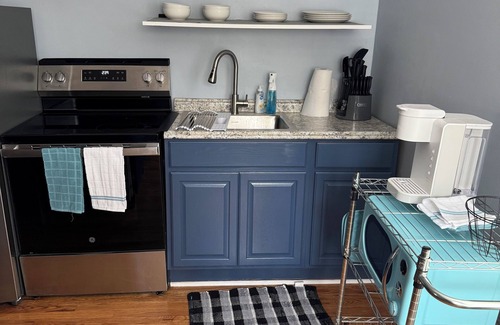 New Castle Apartment | Charming 2-bedroom apartment in brilliant New Castle with WiFi, AC