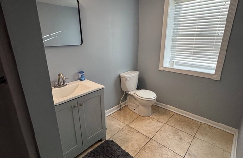 New Castle Apartment | Charming 2-bedroom apartment in brilliant New Castle with WiFi, AC