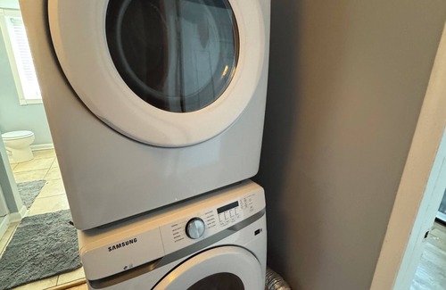 New Castle Apartment | Charming 2-bedroom apartment in brilliant New Castle with WiFi, AC