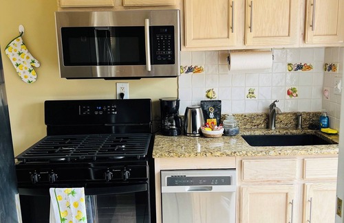Northeast House | Charming 2-bedroom and 1 bathroom townhome in welcoming Washington with AC