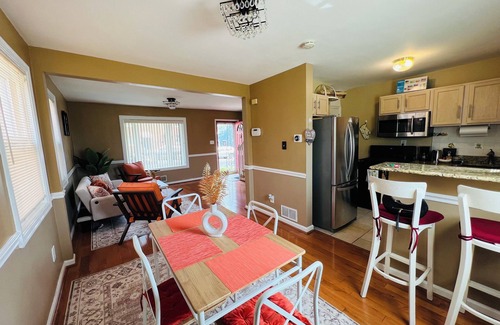 Northeast House | Charming 2-bedroom and 1 bathroom townhome in welcoming Washington with AC
