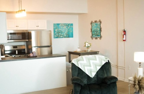 Downtown Cleveland Apartment | Charming 2-bedroom apartment with AC, Free Parking in wonderful Cleveland