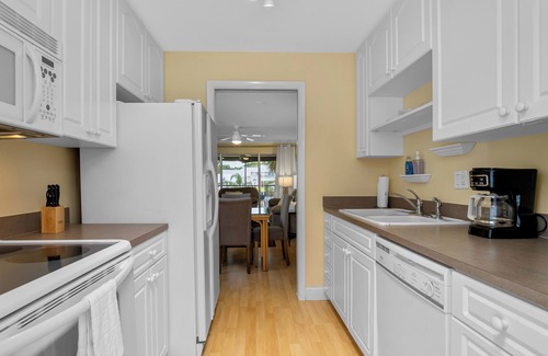 Old Naples Apartment | Charming 2-Bedroom Apartment in the Heart of Olde Naples