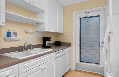 Old Naples Apartment | Charming 2-Bedroom Apartment in the Heart of Olde Naples