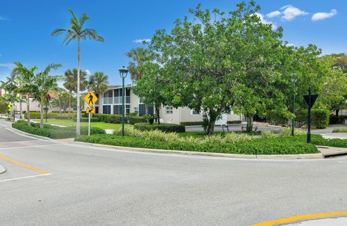 Old Naples Apartment | Charming 2-Bedroom Apartment in the Heart of Olde Naples