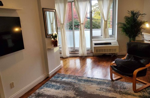 Queens Apartment | Charming 2-bedroom apartment with AC, WiFi everything you'll need in Astoria