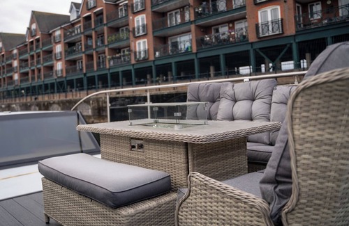 Liverpool Boat Rental | Charming 2-bedroom boat with WiFi, AC in lovely Liverpool