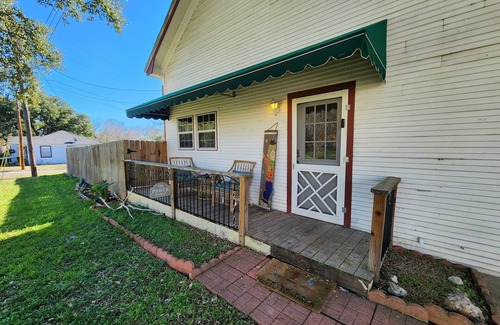 Belton House | Charming 2-bedroom barn in fabulous Belton with AC, WiFi