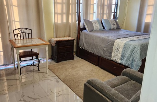 Downtown Nassau Bed & Breakfast | Charming 2-bedroom bed & breakfast in brilliant Nassau with AC, WiFi