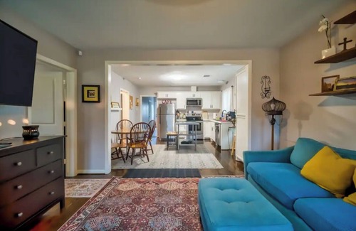Greater East End House | Charming 2-bedroom bungalow with WiFi, AC in marvelous East End, Houston