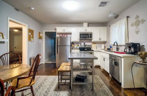 Greater East End House | Charming 2-bedroom bungalow with WiFi, AC in marvelous East End, Houston