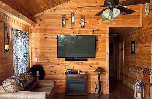 Somerville Cabin | Charming 2-bedroom cabin Somerville w/nice porch view & catch/release fishing