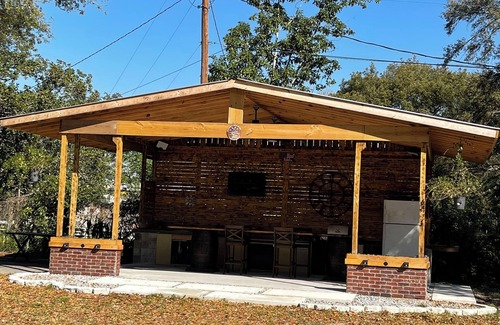 Bearss Plaza Ski Chalet | Charming 2-bedroom chalet with WiFi, AC in lovely Tampa
