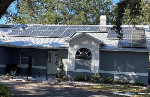 Bearss Plaza Ski Chalet | Charming 2-bedroom chalet with WiFi, AC in lovely Tampa