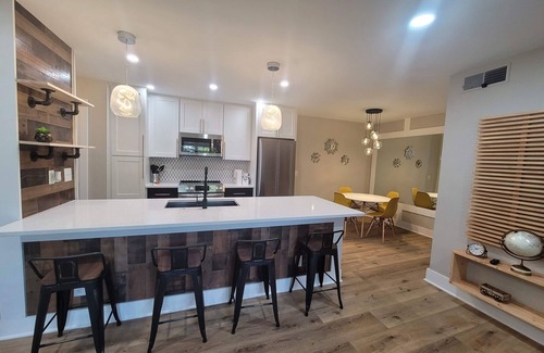 Carrboro Condo | Charming 2-bedroom condo in welcoming Carrboro with fitness center, pool, Wi-Fi