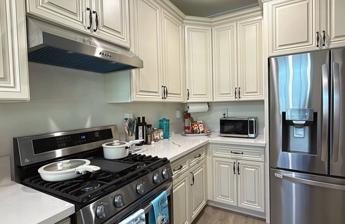 Mid Central Condo | Charming 2-bedroom condo with WiFi, AC in beautiful Pasadena