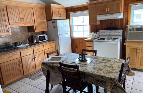 Old Lyme Cottage | Charming 2-bedroom cottage in Old Lyme with AC