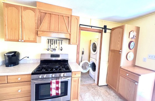 West Harwich Cottage | Charming 2-bedroom cottage in fabulous Harwich with WiFi, AC