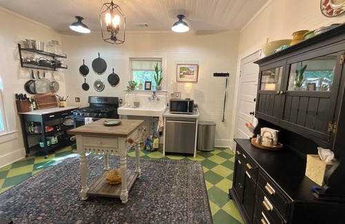 Walterboro Other | Charming 2-bedroom farmhouse in Walterboro-pet friendly, lots of outdoor space