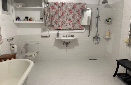 Vallejo Cottage | Charming 2-bedroom getaway in the sf bay wetlands with WiFi. Dog friendly.