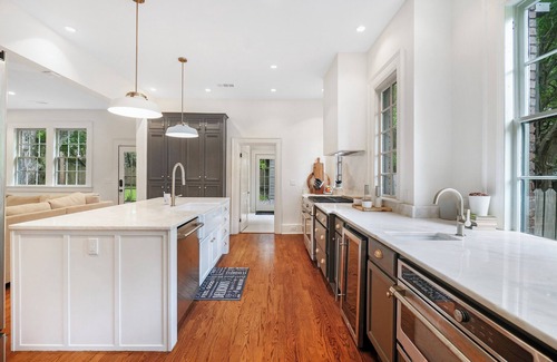 Montgomery House | Charming 2-Bedroom Home King Suite + Chef Kitchen