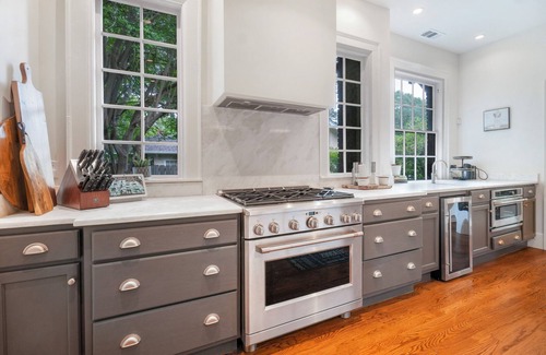 Montgomery House | Charming 2-Bedroom Home King Suite + Chef Kitchen