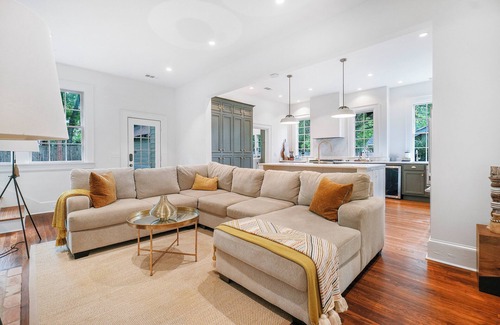 Montgomery House | Charming 2-Bedroom Home King Suite + Chef Kitchen