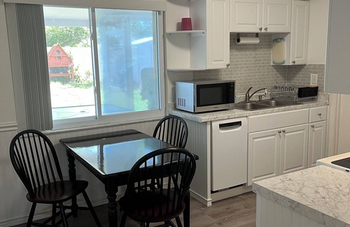 North Port House | Charming 2-bedroom house in brilliant North Port with WiFi, AC, fitness room