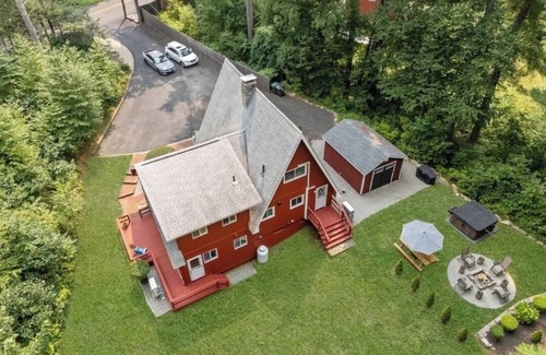 Fiskdale House | Charming 2-bedroom house in Terrific Sturbridge with AC