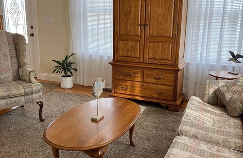 Westbrook Center House | Charming 2-bedroom house with AC and WiFi in Westbrook