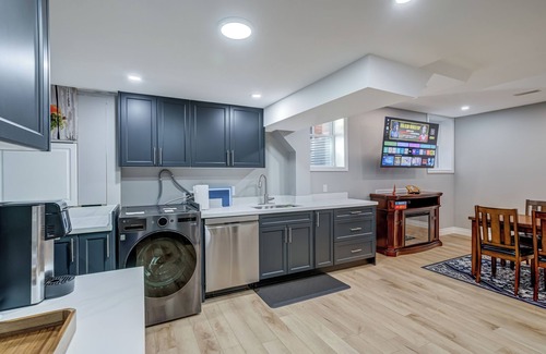 Hamilton Apartment | Charming 2-bedroom house basement apartment with AC in Hamilton