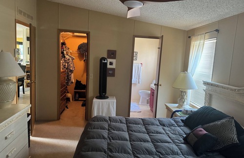 Lakeland House | Charming 2-bedroom house in Lakeland with AC