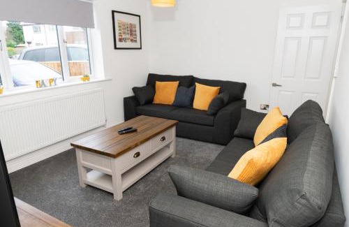 Tamworth House | Charming 2 Bedroom House - Free Parking - Great Location
