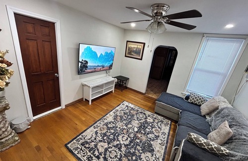 Bayonne House | Charming 2-bedroom house with WiFi, AC in Bayonne