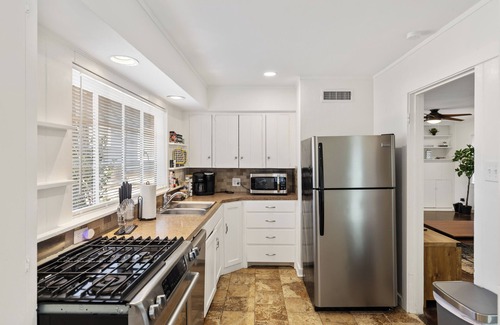 Irving House | Charming 2-bedroom house with AC, WiFi in terrific Irving
