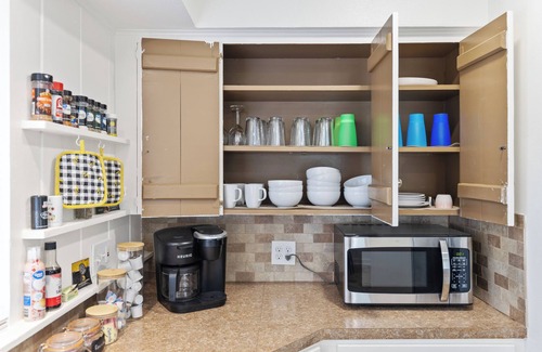 Irving House | Charming 2-bedroom house with AC, WiFi in terrific Irving