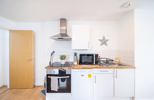 Leeds Apartment | Charming 2 Bedroom Next to Kirkstall Centre Leeds