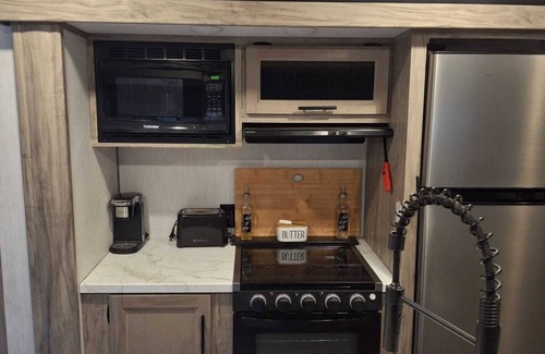 Candler House | Charming 2-bedroom RV with WiFi, AC in fabulous Ocala