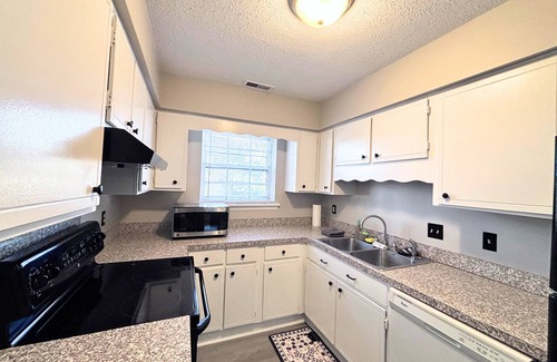 Charlotte House | Charming 2-bedroom townhome in Pineville- Charlotte