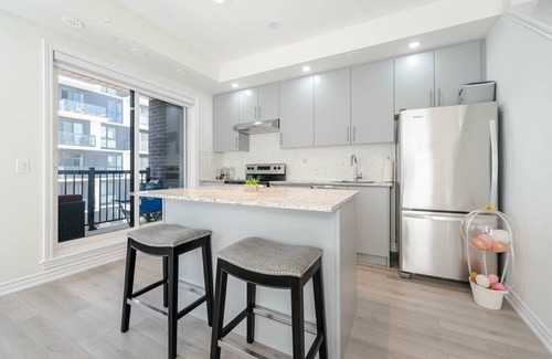 Oakville House | Charming 2-bedroom townhome with Rooftop view