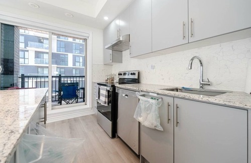 Oakville House | Charming 2-bedroom townhome with Rooftop view