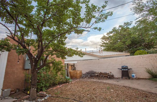 Southeast Heights House | Charming 2-bedroom house with WiFi, AC in brilliant Albuquerque