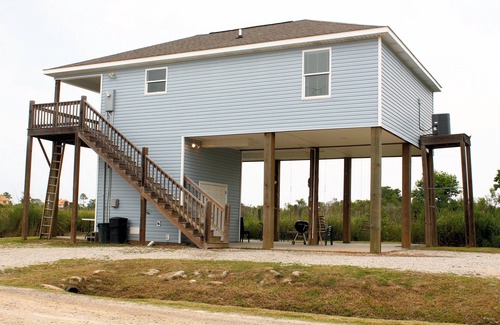 Shoreline Park House | Charming 2-bedroom house on the water in lovely Bay St. Louis
