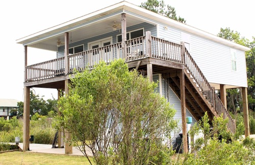 Shoreline Park House | Charming 2-bedroom house on the water in lovely Bay St. Louis